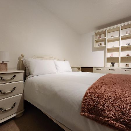 Elmdon House With 4 Spacious Bedrooms To Choose Birmingham Exteriér fotografie